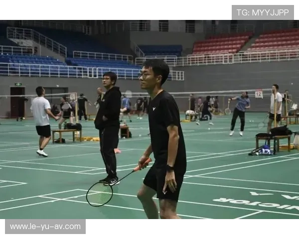 羽毛球男单赛场风云再起,顶尖选手争锋实力激烈 羽毛球男单赛场风云再起,顶尖选手争锋实力激烈